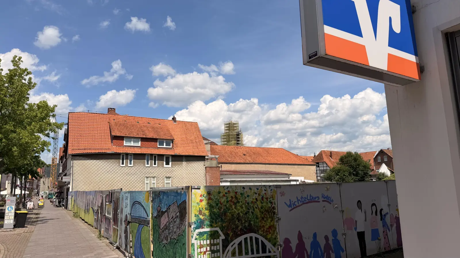 Still ruht der See auf der (noch nicht) Baustelle der IMMAC in der Klosterstraße. Trotz vollmundiger Versprechen der Investoren hat sich dort noch kein Rad einer Baumaschine gedreht.  (Foto: ste)