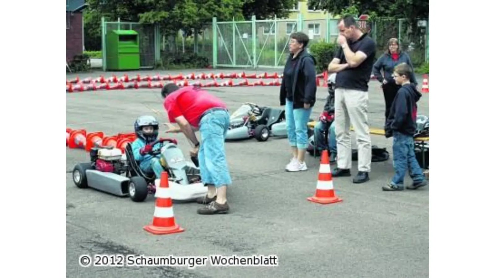 Kartpilot Joshua Hieronimus bekommt eine Siegerdusche (Foto: pp)
