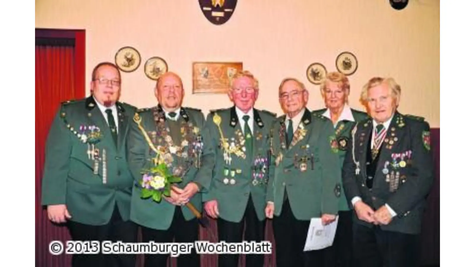 Ehrennadeln für treue Schützen (Foto: red)