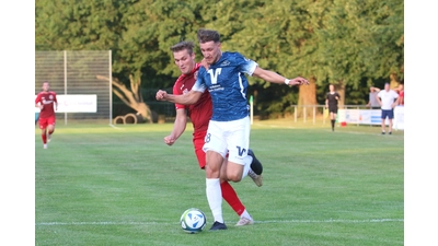 Der FC Stadthagen und der VfR Evesen liefern sich in der Masters-Vorrunde ein spannendes Duell, die Nase vorn hat am Ende Evesen. (Foto: Borchers, Bastian)