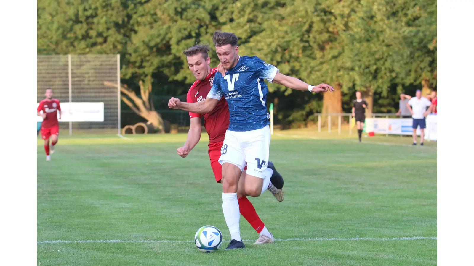 Der FC Stadthagen und der VfR Evesen liefern sich in der Masters-Vorrunde ein spannendes Duell, die Nase vorn hat am Ende Evesen. (Foto: Borchers, Bastian)