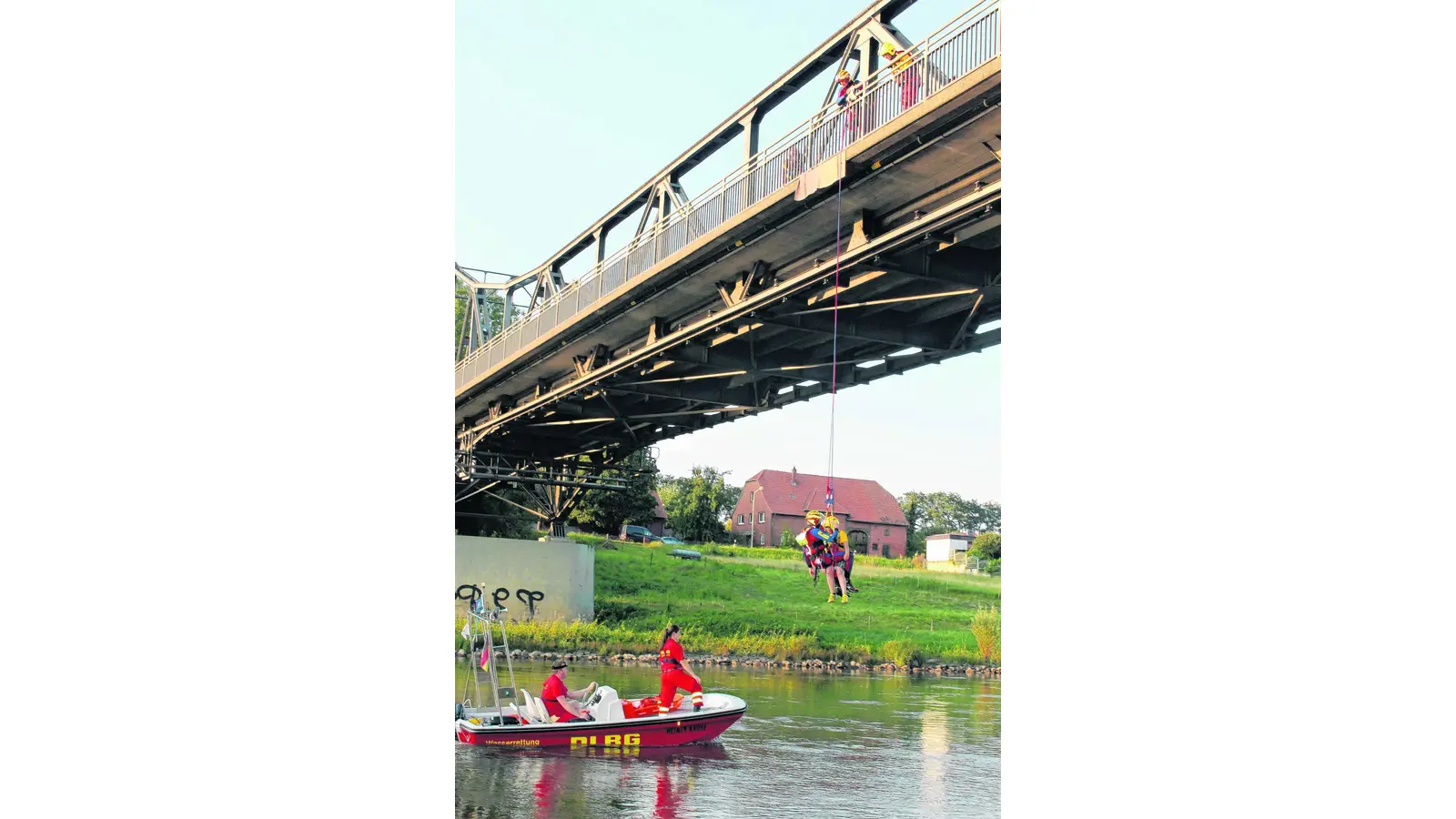 Strömungsretter üben Einsatz an Eisberger Brücke (Foto: red)