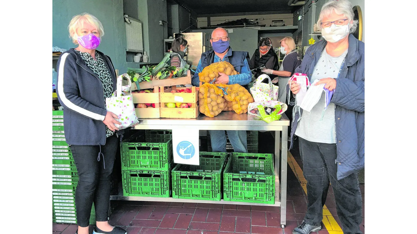 Lebensmittel und neue Masken vom SoVd (Foto: red)