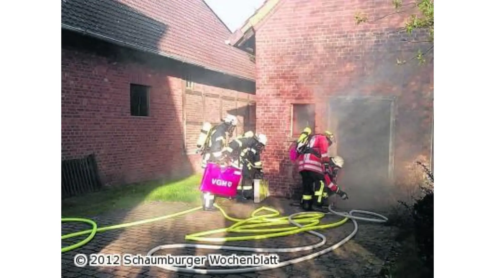 Vier vermisste Personen aus einem brennenden Wohnhaus gerettet (Foto: bt)