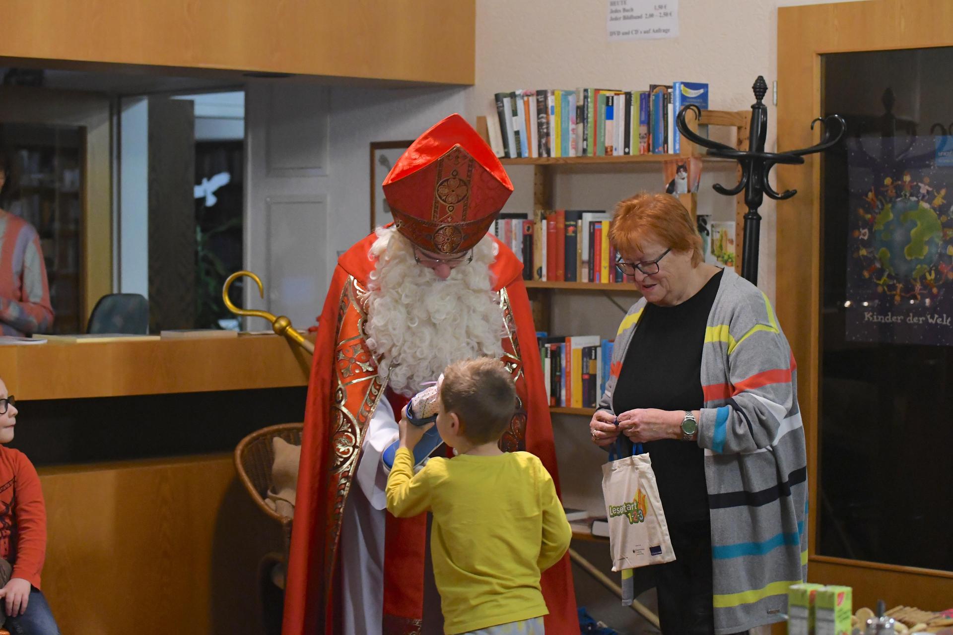 Nikolaus bei Bürgermeisterin Bergmann (Foto: nd)