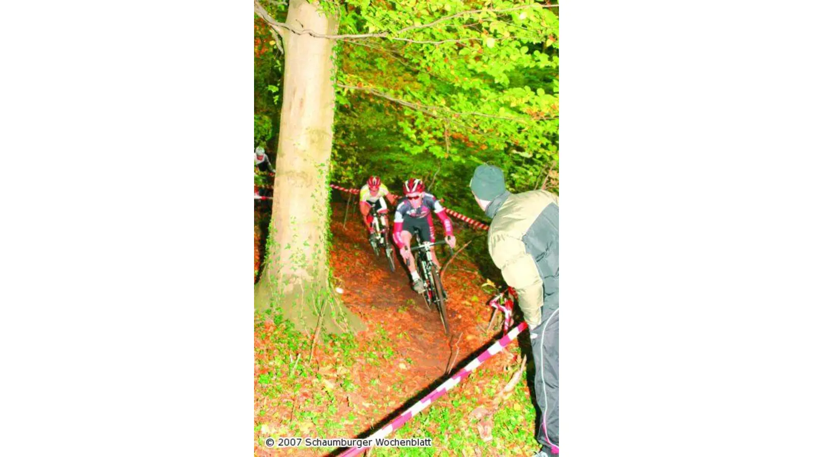 Radfahrer jagen über Stock und Stein (Foto: bb)