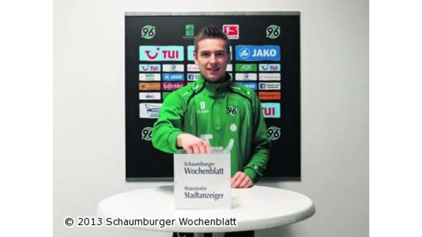 Nachwuchs mit 96-Stars auf dem Rasen (Foto: bb)