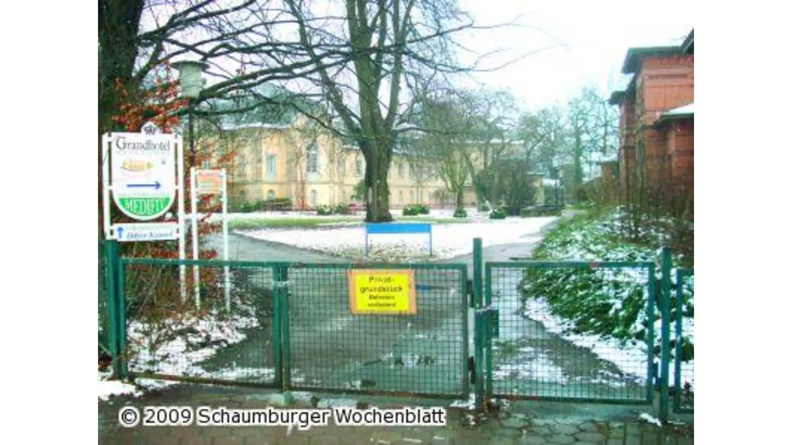 Die Bürger folgen neuen Irrwegen durch den Bad Nenndorfer Kurpark (Foto: red)