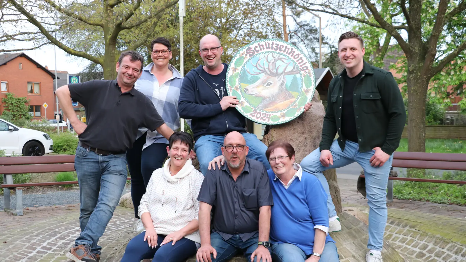 Die Majestäten 2024 aus Mesmerode (v.li.): Thomas Köcke, Sandra Ahl, Tobias Schneider, Leon Troschke sowie (vorn v.li.) Silvia Weithmann, Uwe Seegers und Friederike Kosok.  (Foto: gi)