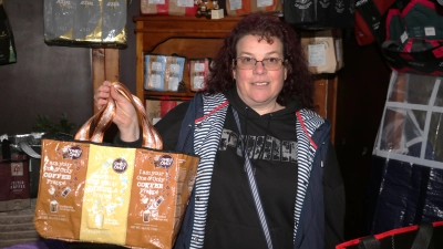 Mit dabei: Manuela Waldmann hat selbst gebastelte Taschen aus Alu-Kaffeetüten angeboten.  (Foto: gi)
