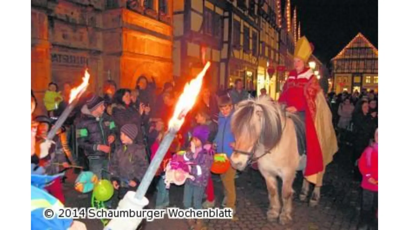 Begleitet von Fackeln geht es durch die Stadt (Foto: ste)