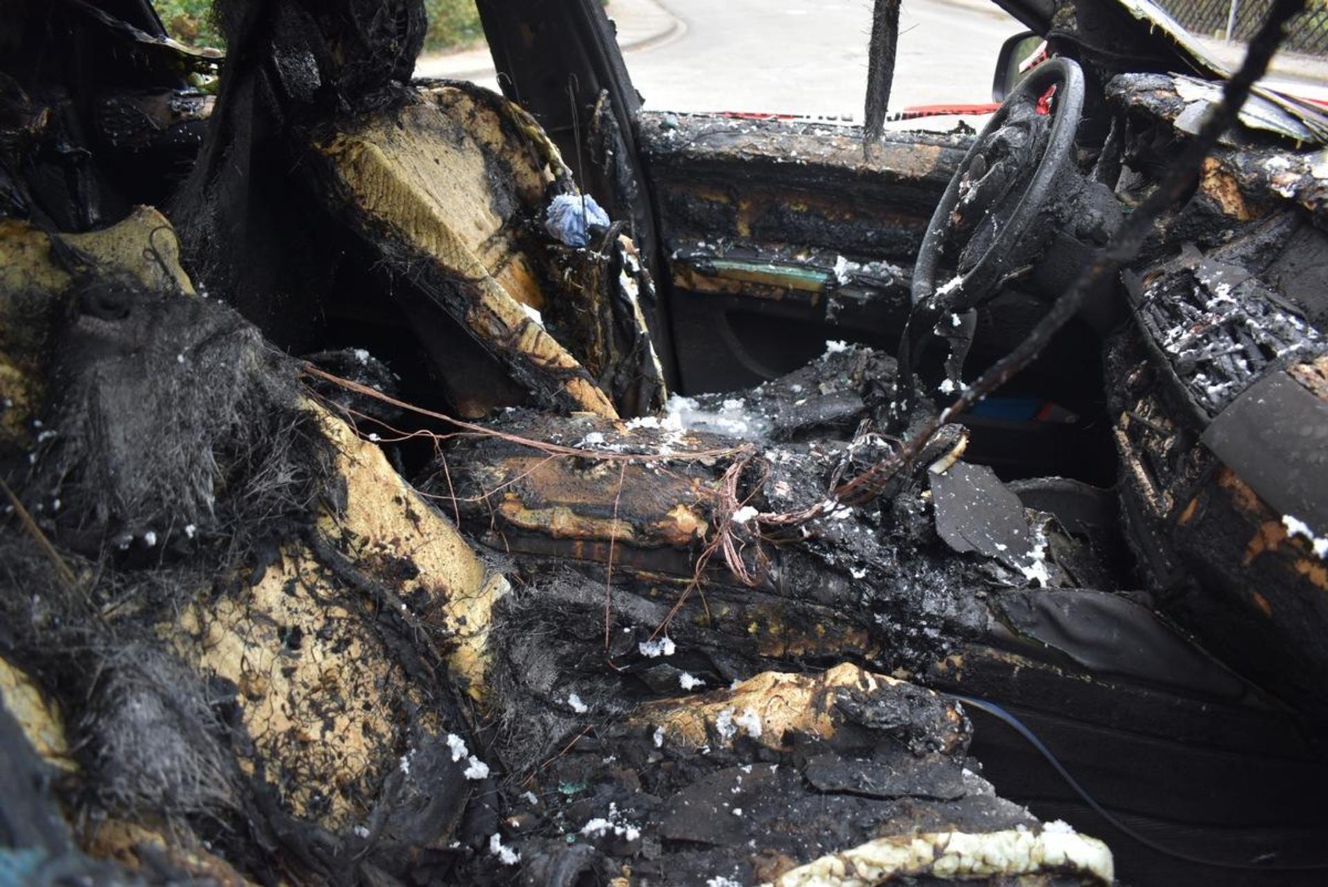 Ausgebrannter Fahrzeuginnenraum. (Foto: Polizei)