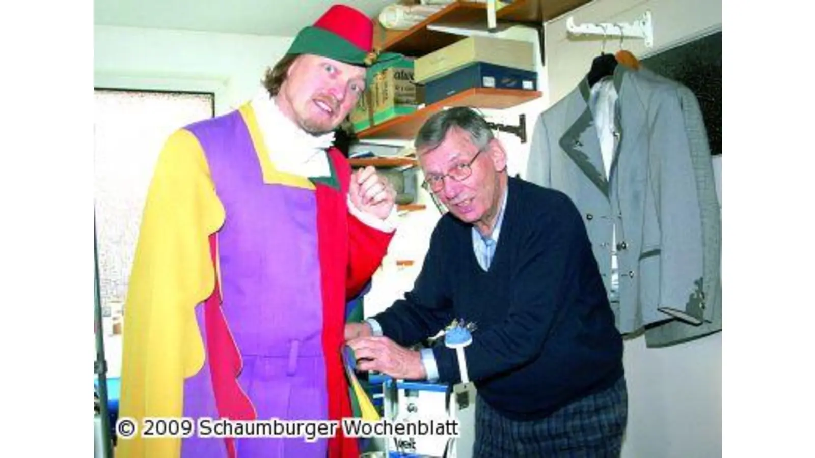 Der Spezialist für bunte Kostüme (Foto: tt)