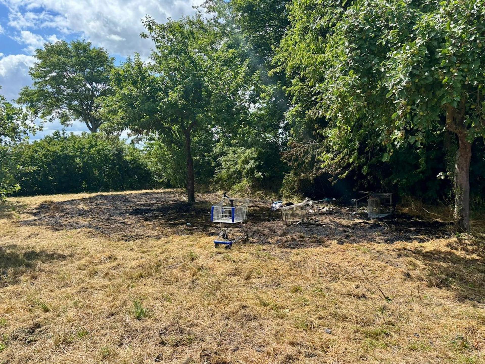 Neben dem Brandherd: Ein Einkaufswagen mit Gummireifen. (Foto: Feuerwehr)