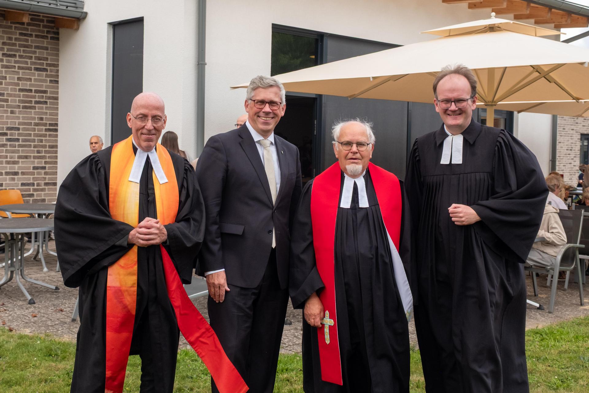 Feierlichkeiten zu 50 Jahre Gemeinde St. Johannes (v.li.): Pastor Claus-Carsten Möller, Bürgermeister Carsten Piellusch, Joachim Breithaupt und Superintendent Rainer Müller-Jödicke. (Foto: privat)