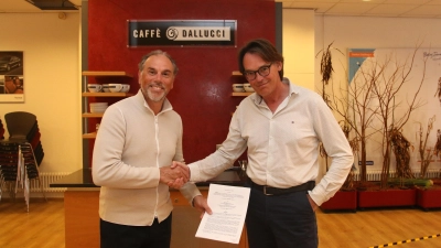 Sven Rickes (li.), Geschäftsführer von „Compa“, und Norbert Borker, Geschäftsführer von „Erste Sahne“, besiegeln die Vertragsunterschrift per Handschlag. <br><br> (Foto: bb)