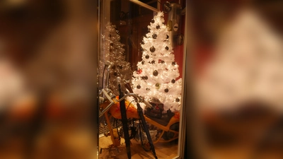 Weihnachtliche Dekorationen und Kreationen gehören zum Weihnachtsmarkt in Rodenberg. (Foto: gk)