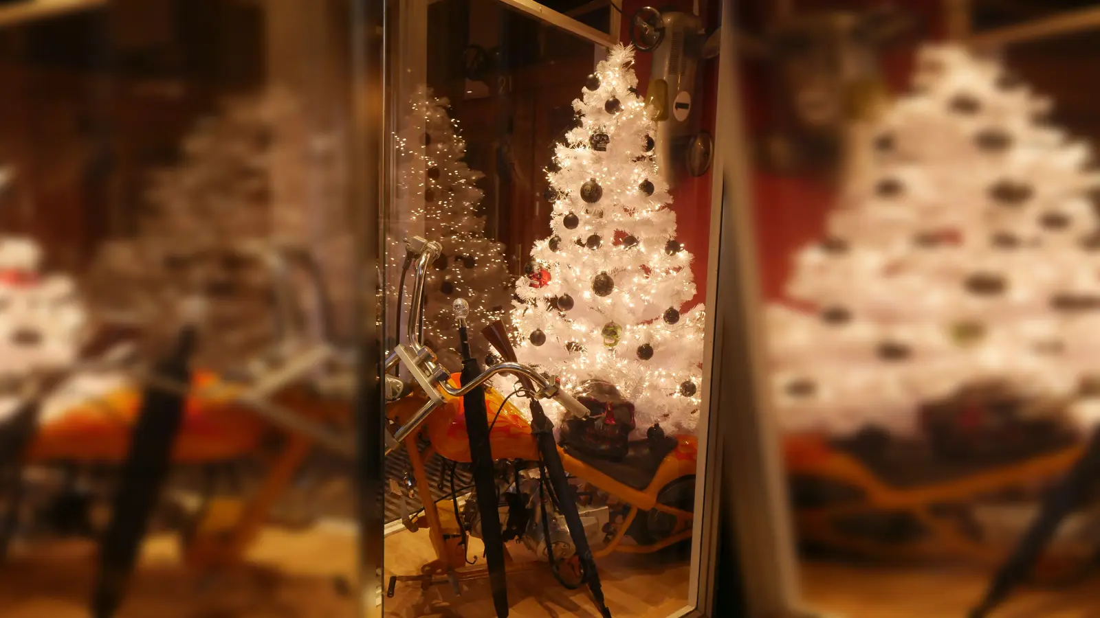 Weihnachtliche Dekorationen und Kreationen gehören zum Weihnachtsmarkt in Rodenberg. (Foto: gk)