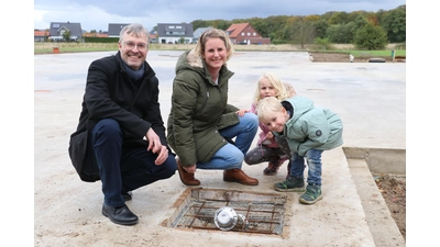 Pastor Rainer Diekmann und Bianca Wieggrefe haben mit Anna und Artur (v.l.) eine Zeitkapsel in die Betonplatte gelegt.  (Foto: gi)