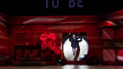 Unendliche Sterne: Stefan Wurz (Piano) und Linda Riebau (Performerin). (Foto: Tim Müller)