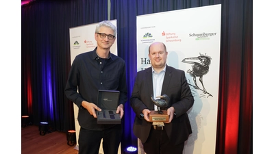Nicolas Mahler (li.) wird mit dem Wilhelm-Busch-Preis ausgezeichnet, Florian Kottmair mit dem Hans-Huckebein-Preis. (Foto: Roger Grabowski)