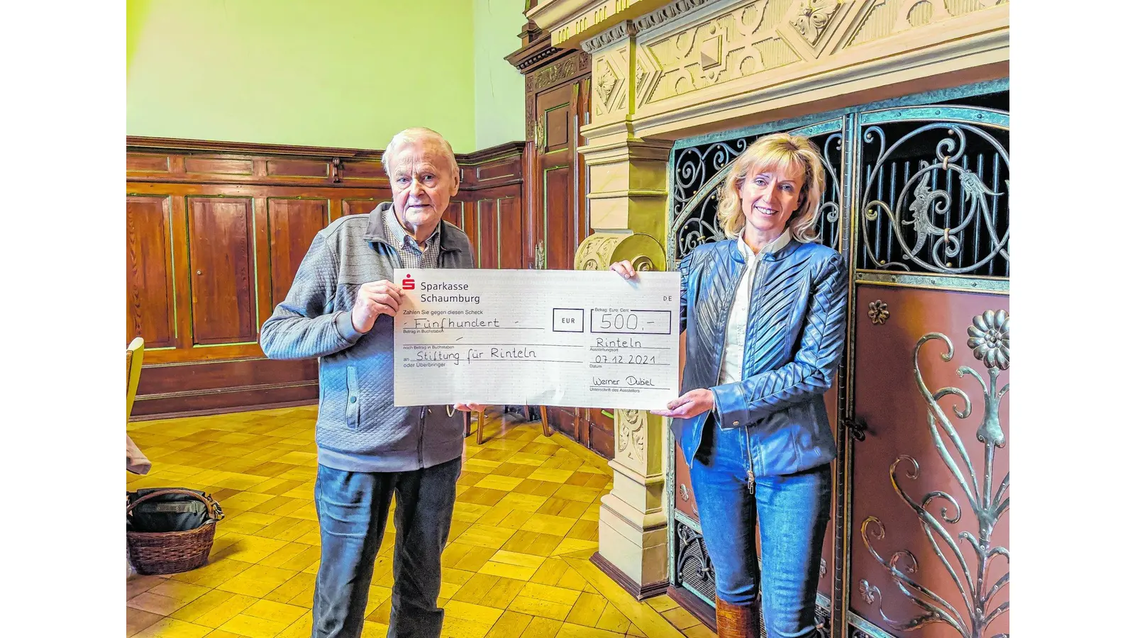 Werner Dubiel überreicht an Andrea Lange einen Scheck in Wert von 500 Euro für die Stiftung für Rinteln. (Foto: red)