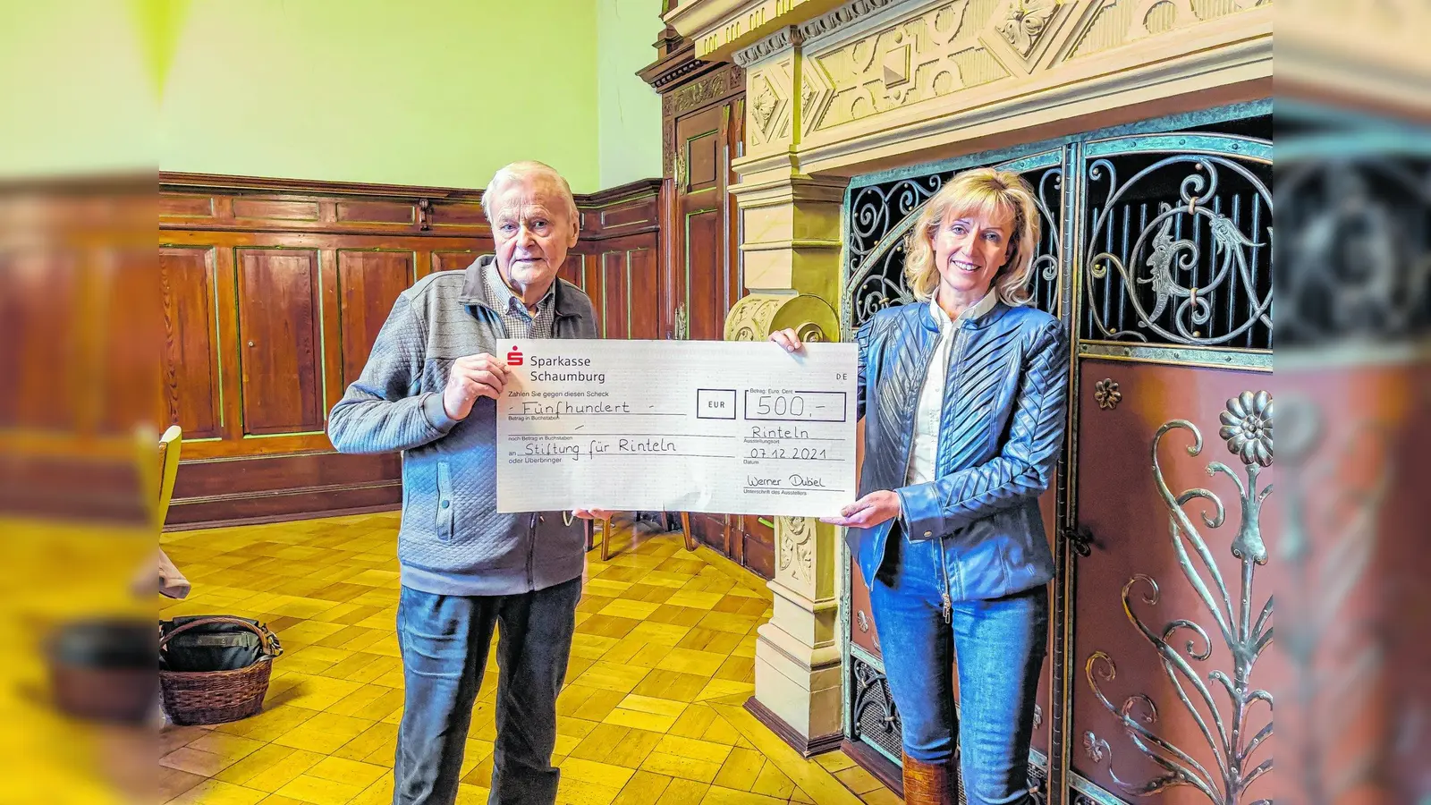 Werner Dubiel überreicht an Andrea Lange einen Scheck in Wert von 500 Euro für die Stiftung für Rinteln. (Foto: red)