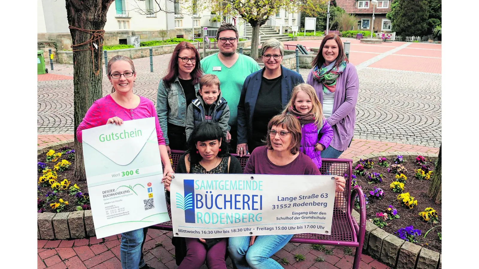 300 Euro Spende für die Bücherei (Foto: red)