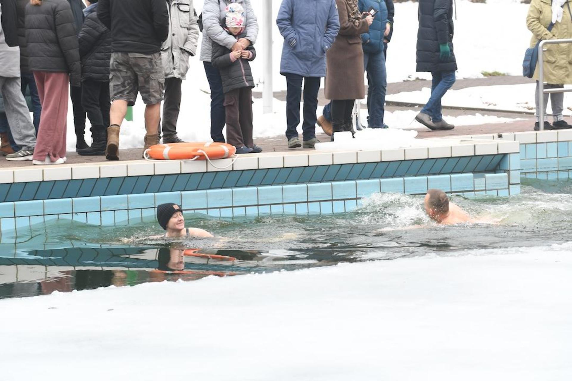 Eisschwimmer erobern das Sonnenbrinkbad. (Foto: nd)