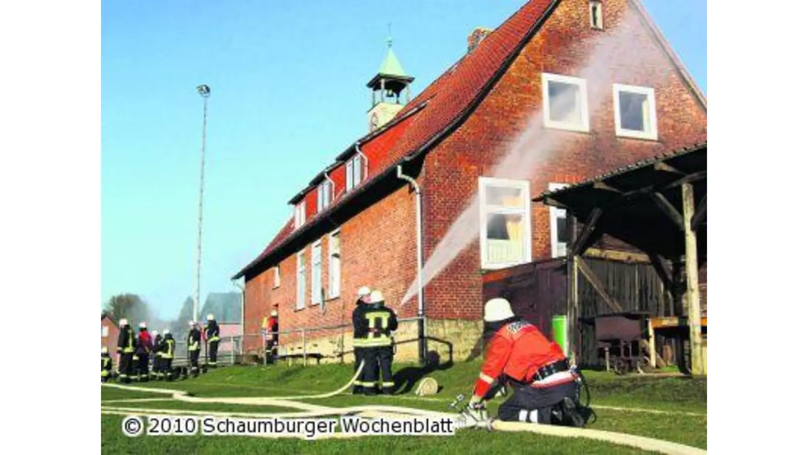 Wehren arbeiten bei der Großübung gut zusammen (Foto: tt)
