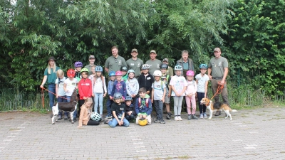 Viel Interesse zeigten Jungen und Mädchen bei der Fahrradtour durch die Natur.  (Foto: privat)