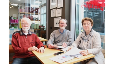 Dieter Fischer, Jürgen Weh und Gabriele Hoffmann-Groth laden zur Veranstaltung „Digitale Teilhabe für Senior:innen” ein.  (Foto: bb)