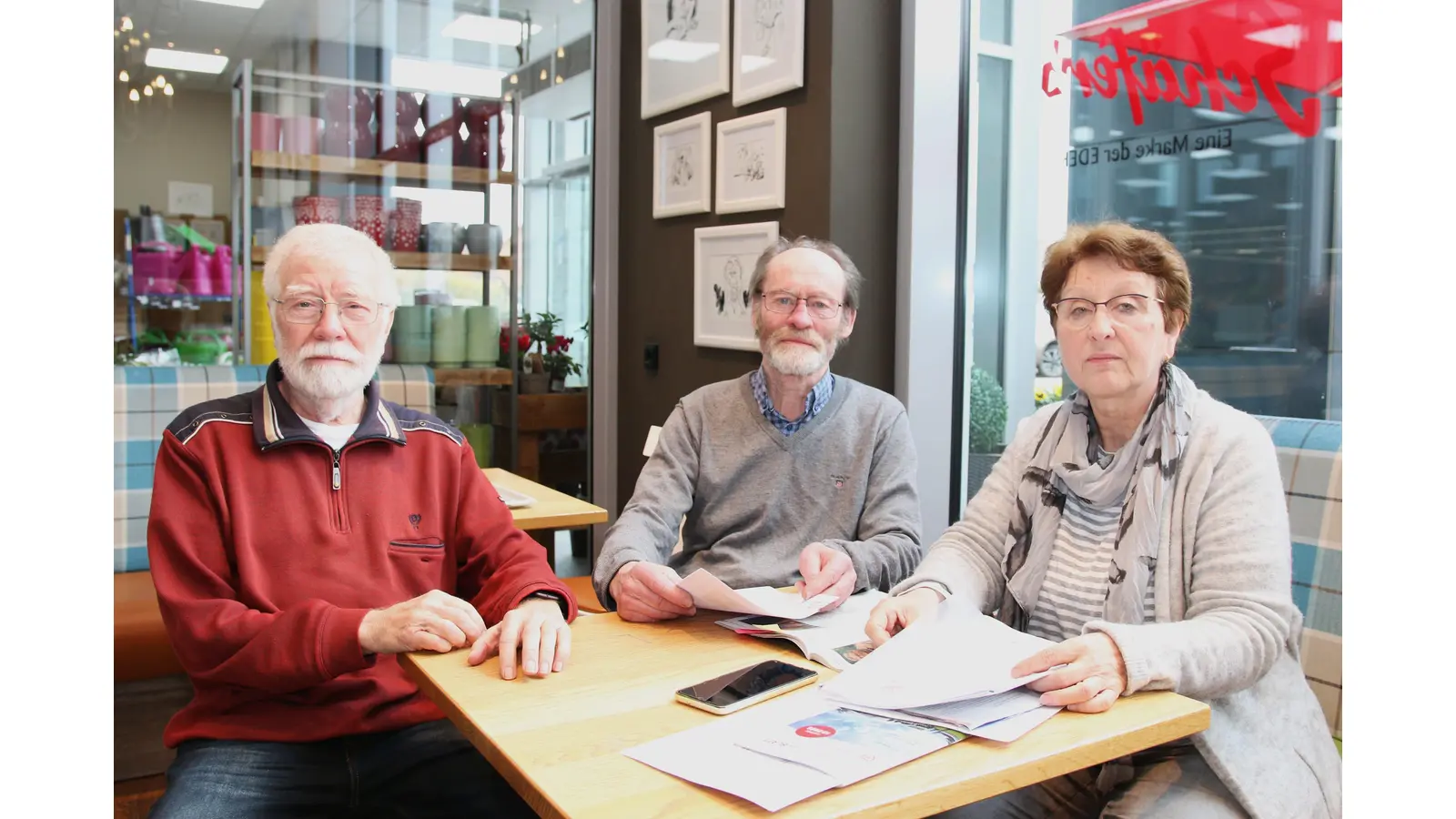Dieter Fischer, Jürgen Weh und Gabriele Hoffmann-Groth laden zur Veranstaltung „Digitale Teilhabe für Senior:innen” ein.  (Foto: bb)