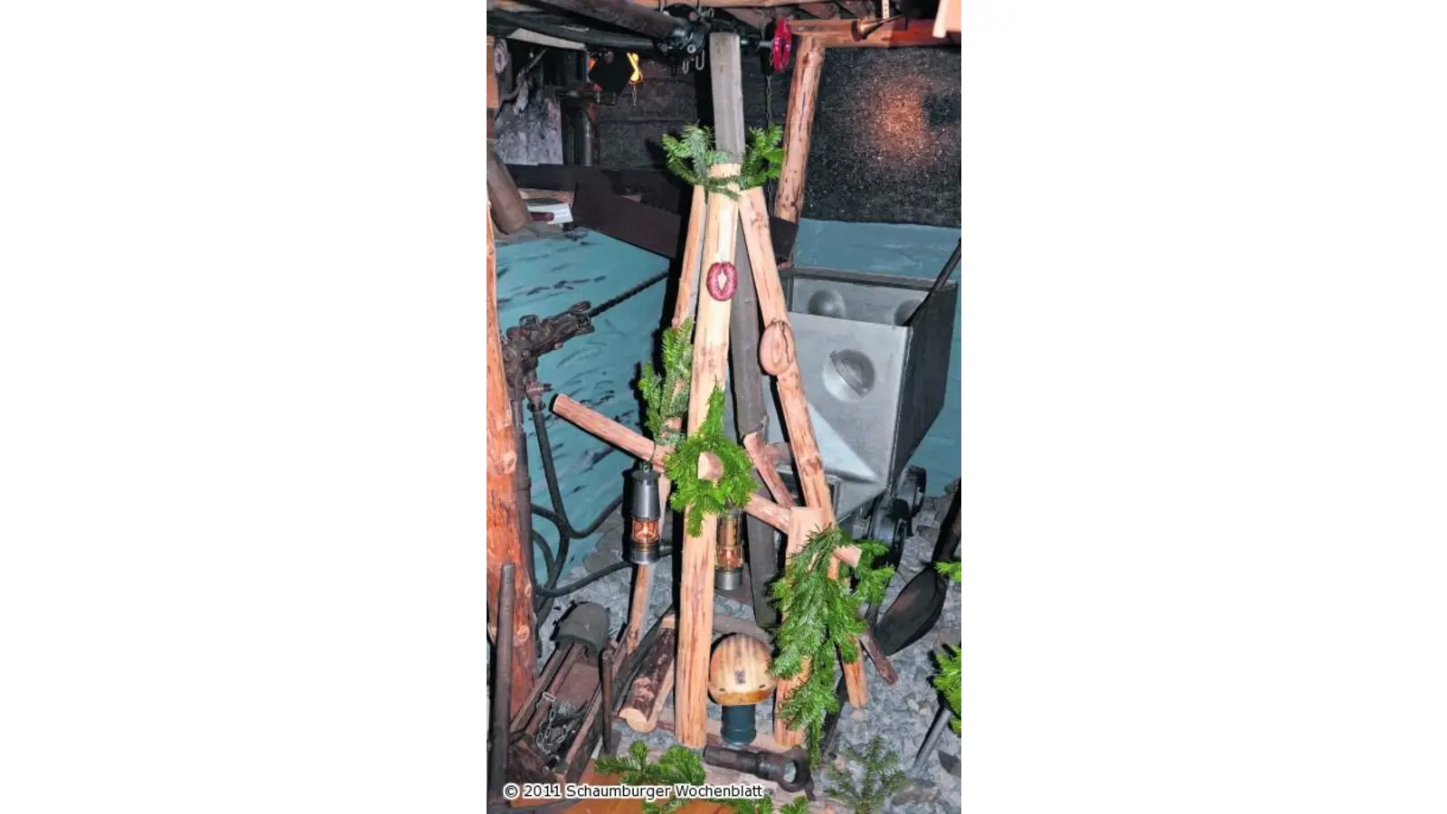 Ein Weihnachtsbaum aus Schälbrettern und Grubenlampen (Foto: red)