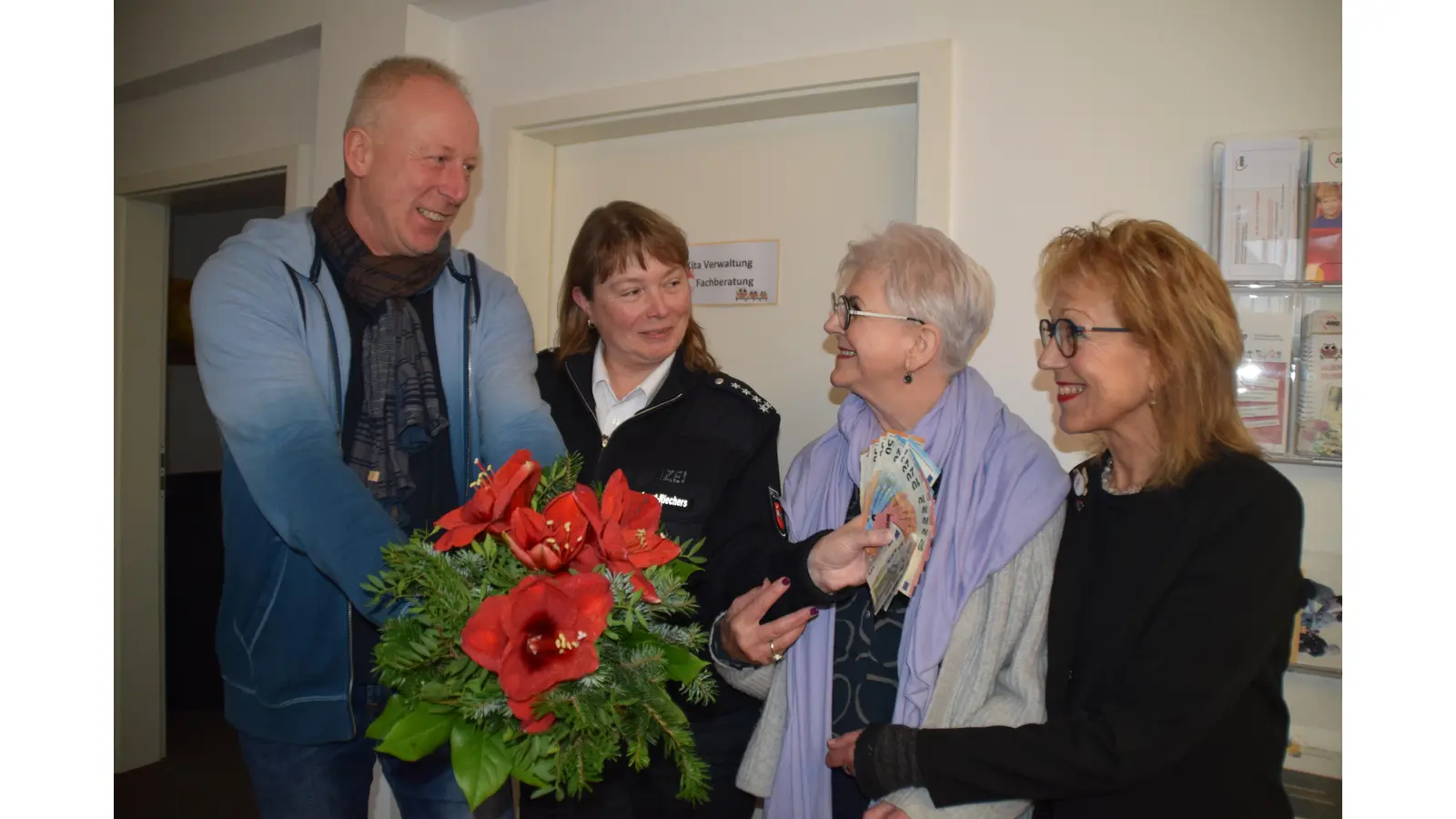 Strahlende Augen bei Spendern und Empfängern, v.l.n.r.: Jürgen Henze, Tamara Ehrmanntraut-Riechers (Polizei Bad Nenndorf), Sabine Fischer (Frauenhaus); Heidemarie Hanauske (AWO) (Foto: ab)