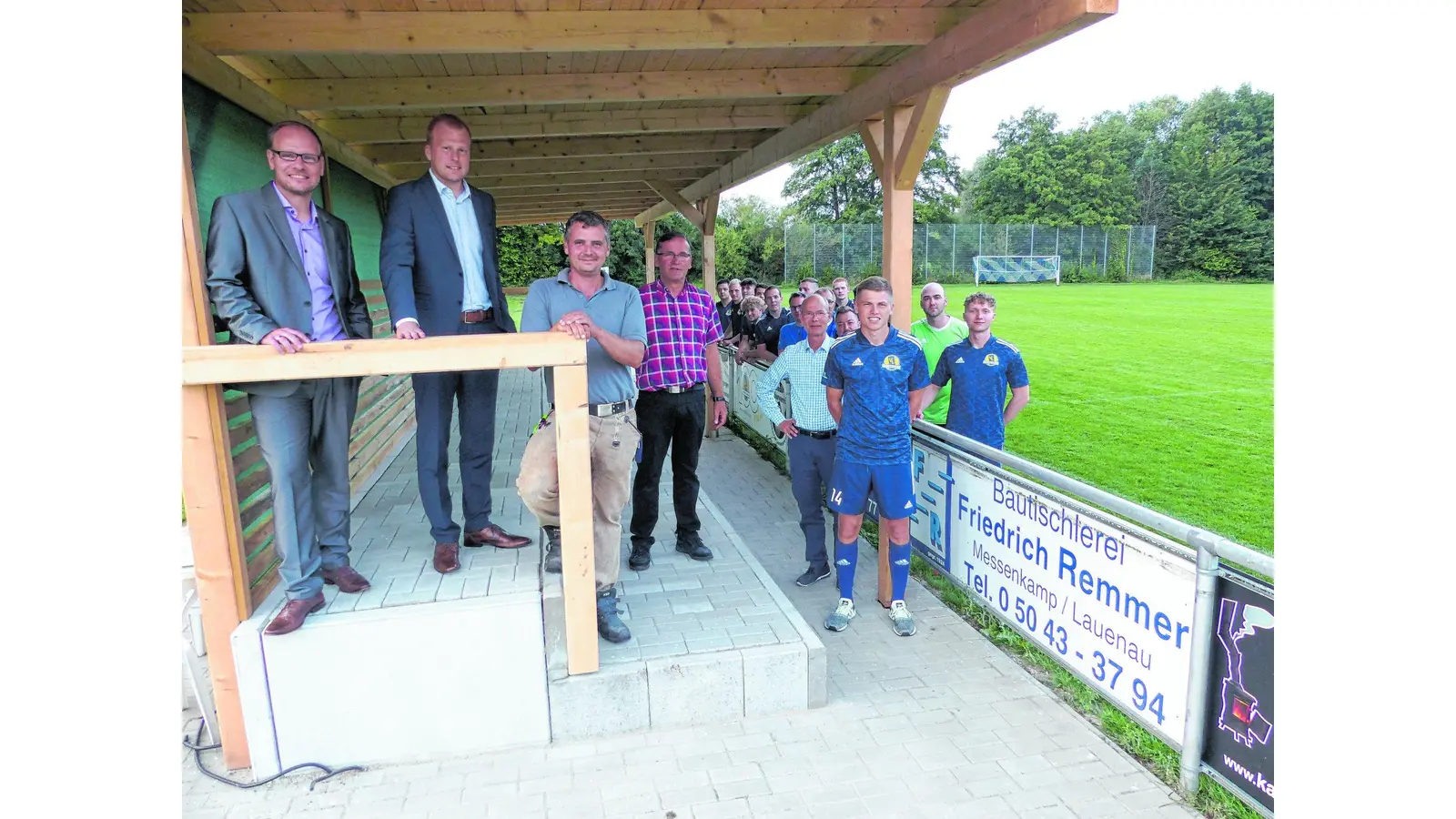 Ein Dach schützt die Fußballfans vor Regen (Foto: red)