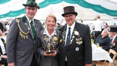 Königspokal übergeben (v.li.): Martin Ehlerding, Simone Behne und Arbeitskreisvorsitzender Thomas Silbermann. (Foto: gi)