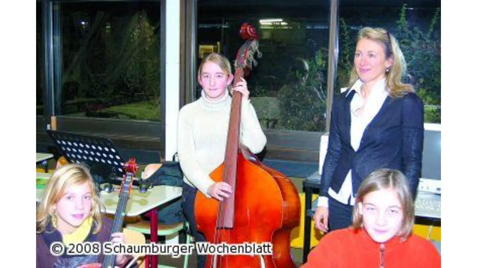 Förderverein spendiert Kontrabass (Foto: hb)