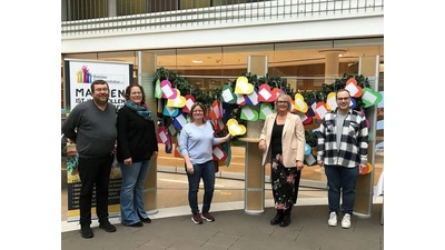 Viele bunte Herzen mit Weihnachtswünschen für Senioren hat die Silvesterinitiative wieder in der Sparkasse aufgehängt.  (Foto: privat)