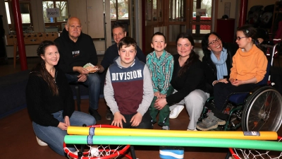 Sind glücklich (v.li.): Carolin Arlt, Wolfgang Gedeon, Andre Menke, Nele Ackermann und Catherine Greiner mit den Kindern Sergej, Maxim und Clara.  (Foto: gi)