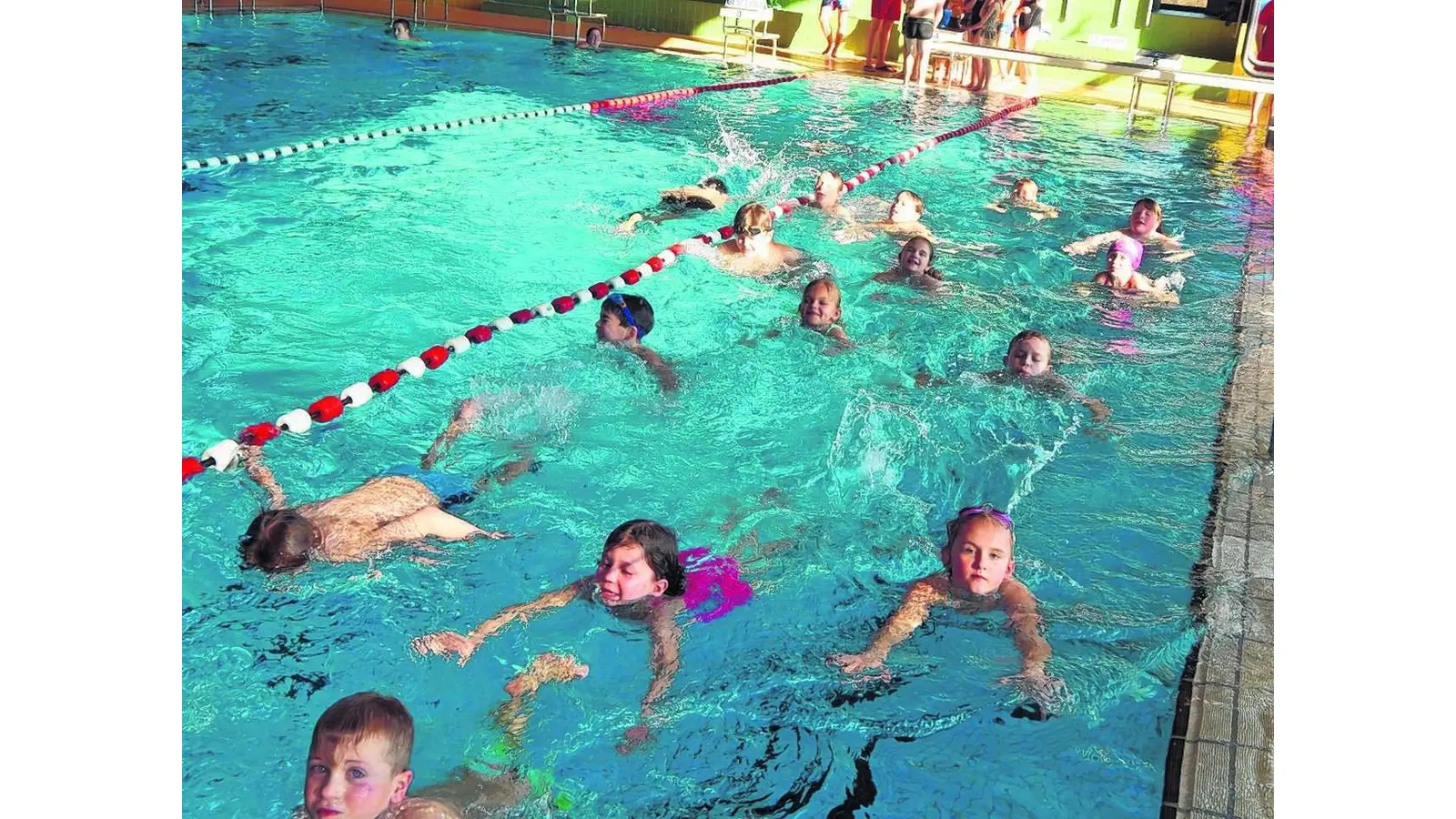 Erfolgreiche Schwimmabzeichenabnahme (Foto: ste)