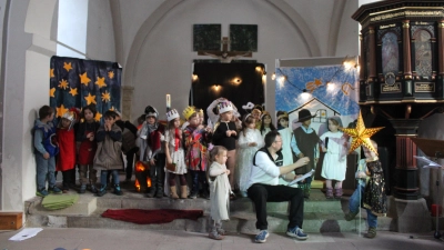 Abschlussszene: Versammlung der Miwirkenden zusammen mit Ruben Trautmann. (Foto: wb)