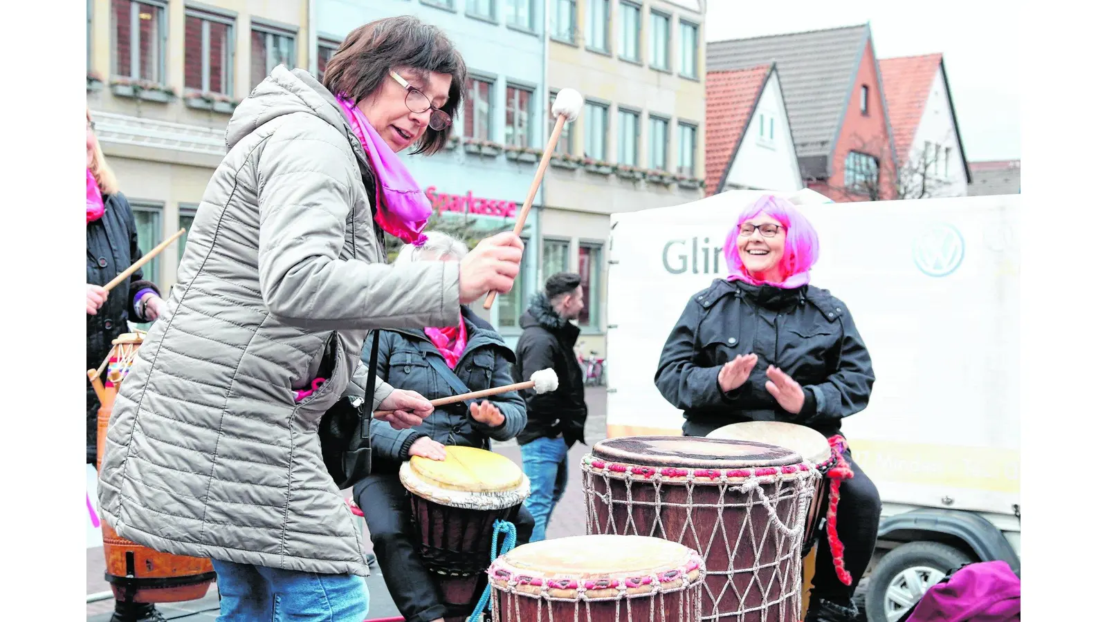 Gemeinsames Tanzen setzt Zeichen gegen Gewalt an Frauen (Foto: bb)