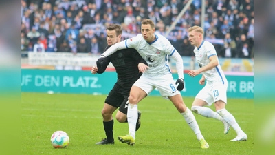 Louis Schaub und das 96-Team erwartet wie gegen Rostock auch in Braunschweig ein kampfbetontes Spiel. (Foto: Borchers, Bastian)