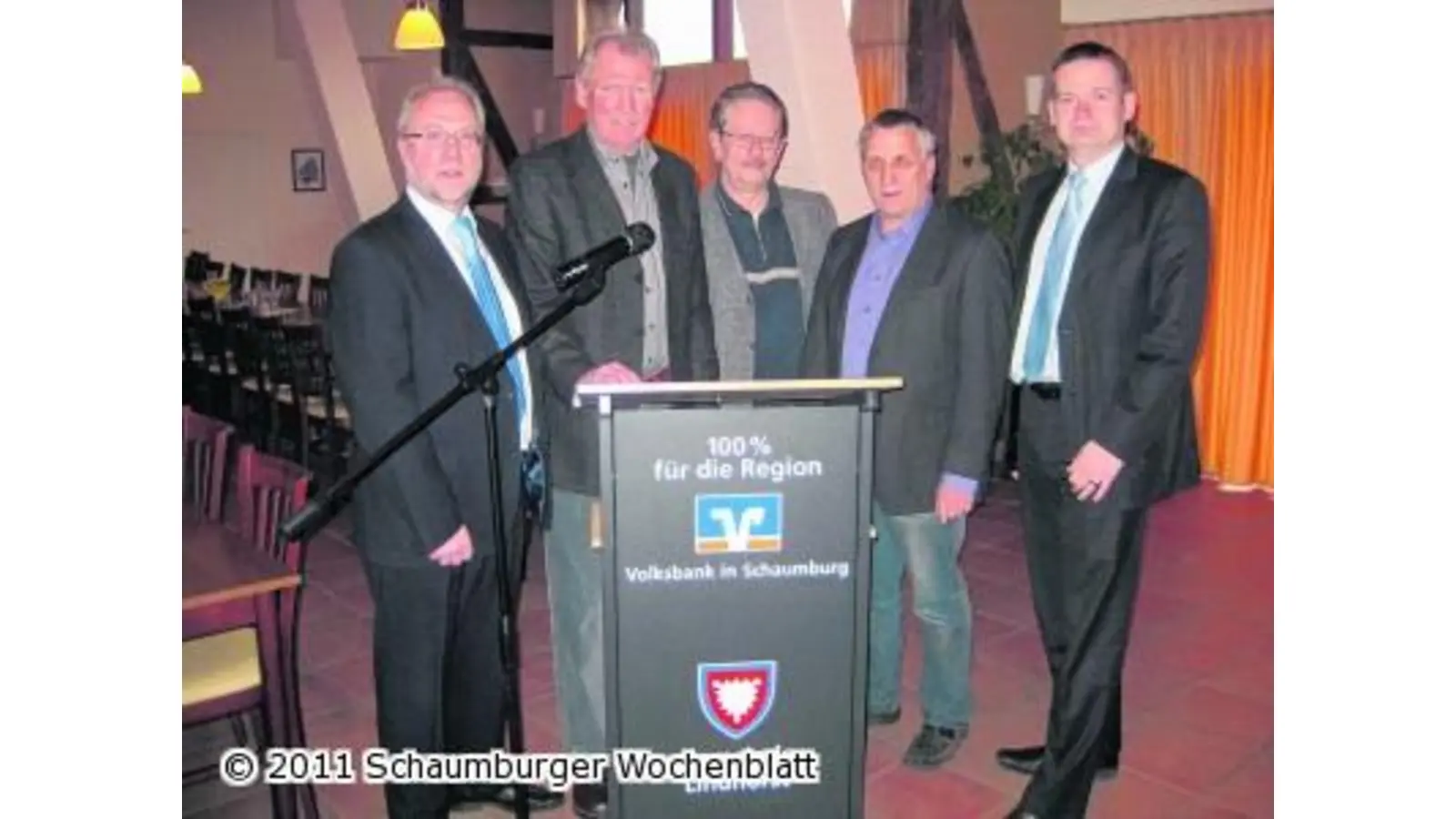 Hof Gümmer erhält Rednerpult (Foto: em)
