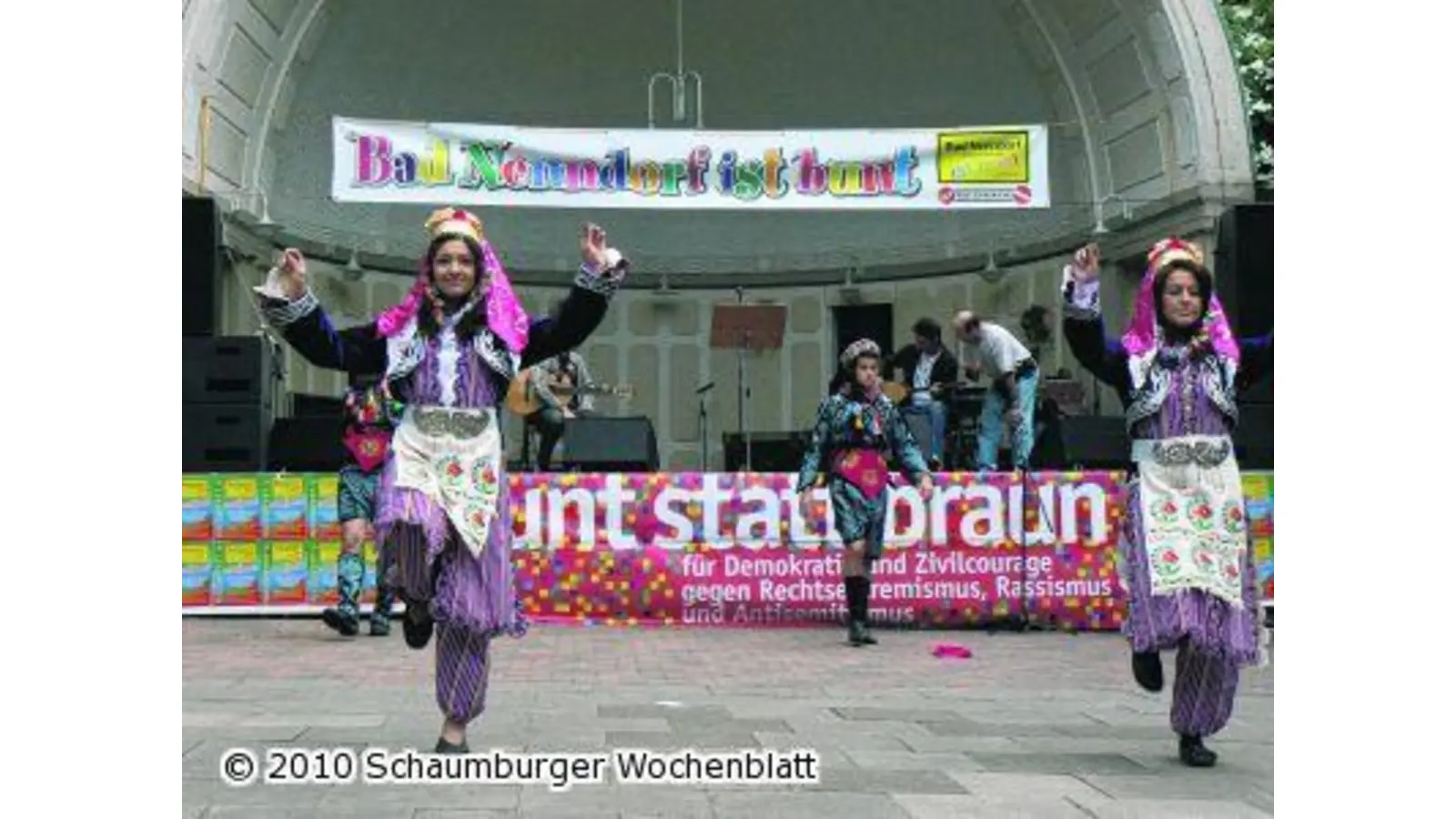 Buntes Fest zeigt Flagge gegen Rechtsextremismus (Foto: bb)