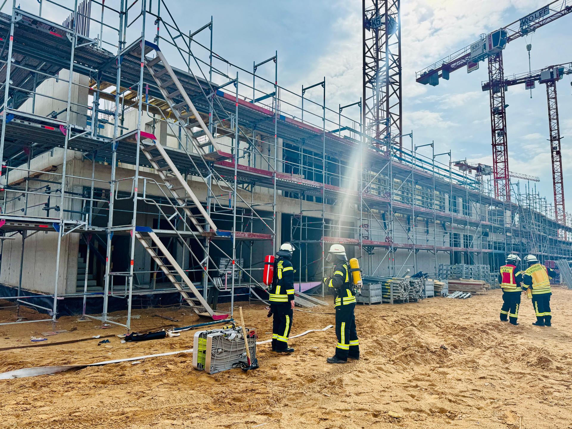 Auf der Airbus-Baustelle: Die Feuerwehr im Einsatz. (Foto: Feuerwehr)