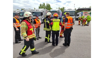 Feuerwehr meistert anspruchsvolle Gefahrgutübung auf Bauerngut-Gelände. (Foto: privat)