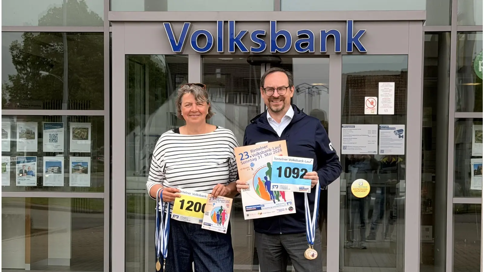 Maike Wagenaar und Manuel Wiegand freuen sich auf den 23. Rintelner Volksbanklauf am 31. Mai und motivieren sowohl Teilnehmer als auch Zuschauer zum Dabeisein. (Foto: ste)
