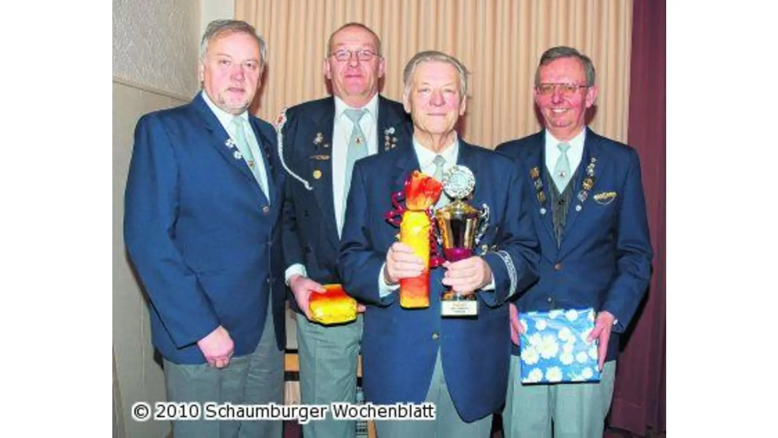 Pokal der Volksbank geht an Heinrich Dreier (Foto: wtz)